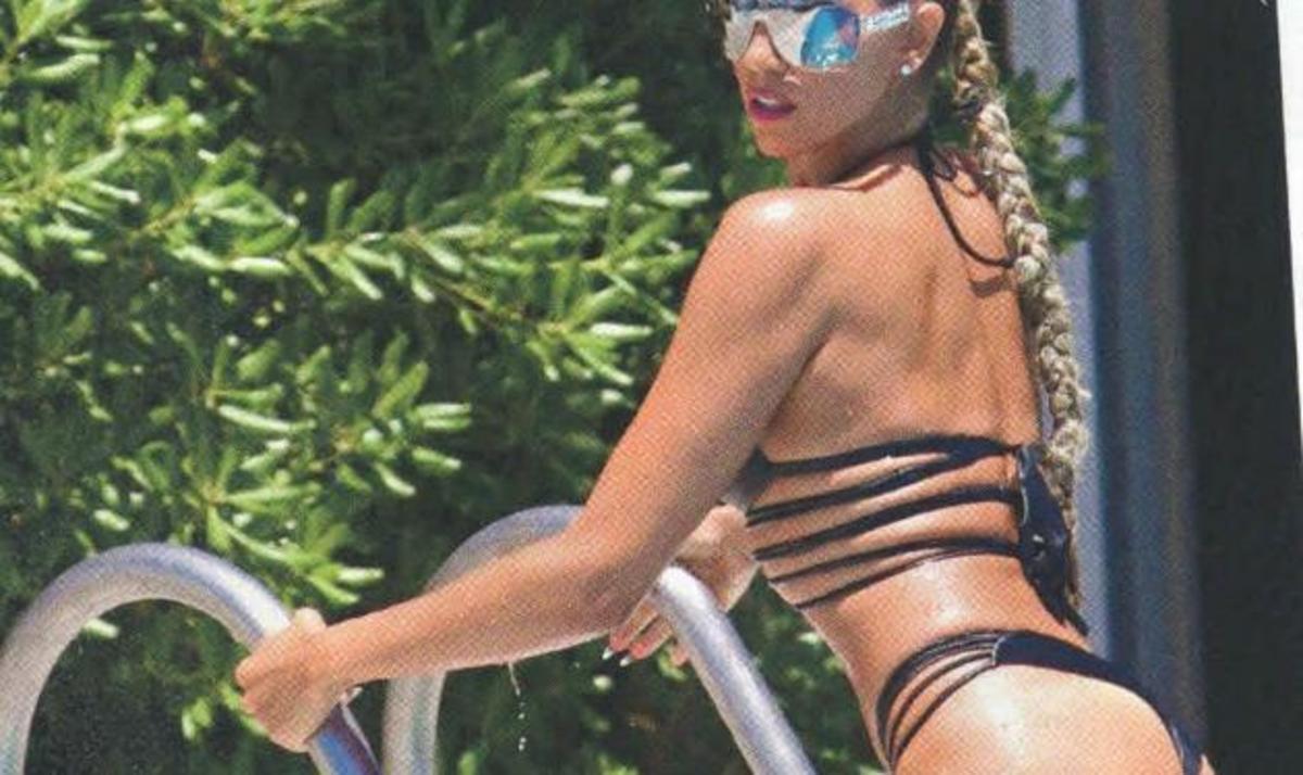 Κατερίνα Στικούδη: “Κόλασε” τις παραλίες της Κυλλήνης με το καυτό μπικίνι της!