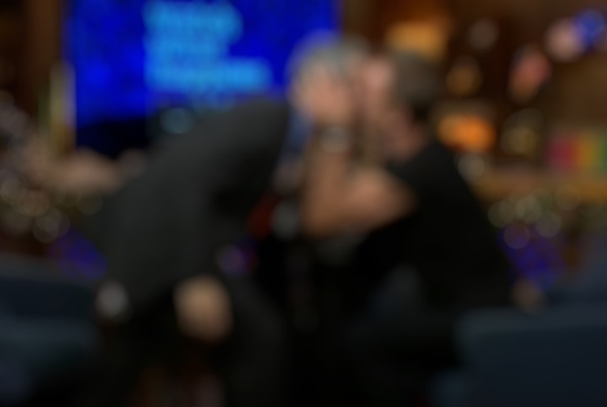 Πασίγνωστος τραγουδιστής φιλήθηκε στο στόμα με παρουσιαστή!