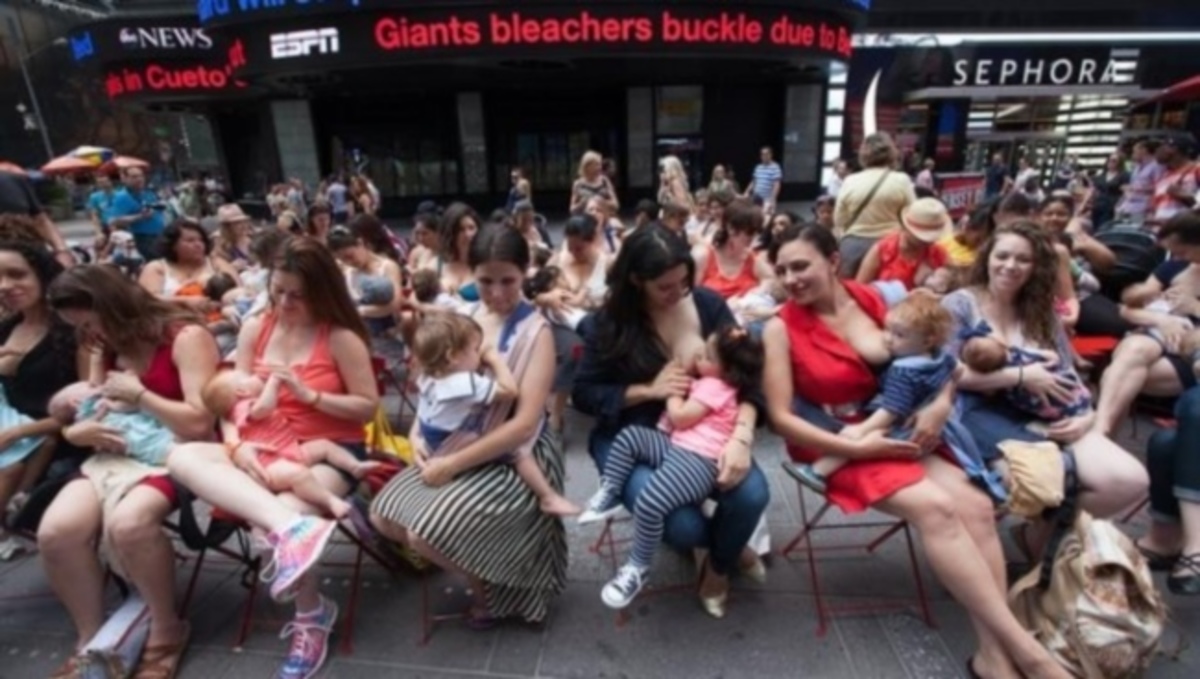Δείτε την Times Square της Ν. Υόρκης γεμάτη με… θηλάζουσες μητέρες! (φωτογραφίες)