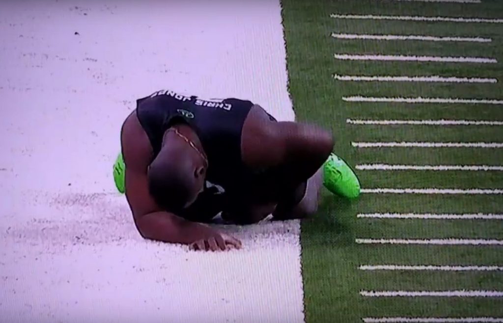 Του βγήκαν όλα στη φόρα! Άνοιξε το σορτσάκι αθλητή (VIDEO)