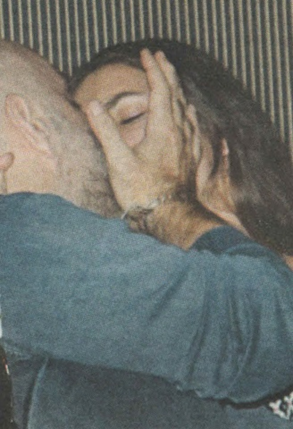Μπάμπης Στόκας: Καυτά φιλιά με τη νέα του σύντροφο!
