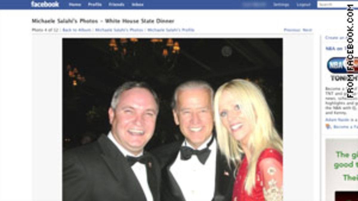 Η φωτογραφία από το Facebook όπου το ζευγάρι ποζάρει με τον αντιπρόεδρο των ΗΠΑ!