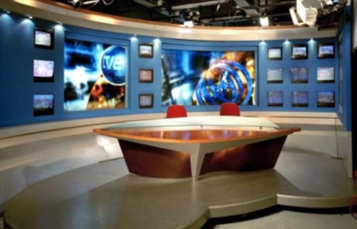 Απίστευτη γκάφα παρουσιάστριας: Την έπιασε on air η κάμερα ενώ προσπαθούσε να κρύψει το πιάτο με το φαγητό της!