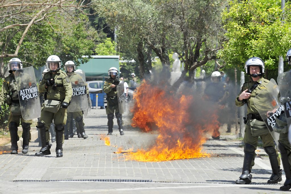 Πρωτομαγιά 2015: Μια χούφτα αντιεξουσιαστές έκαναν άνω – κάτω το κέντρο – Έκαψαν κάδους και πέταξαν μολότοφ