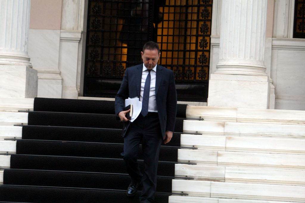 Αδειάζουν το γραφείο του Στουρνάρα