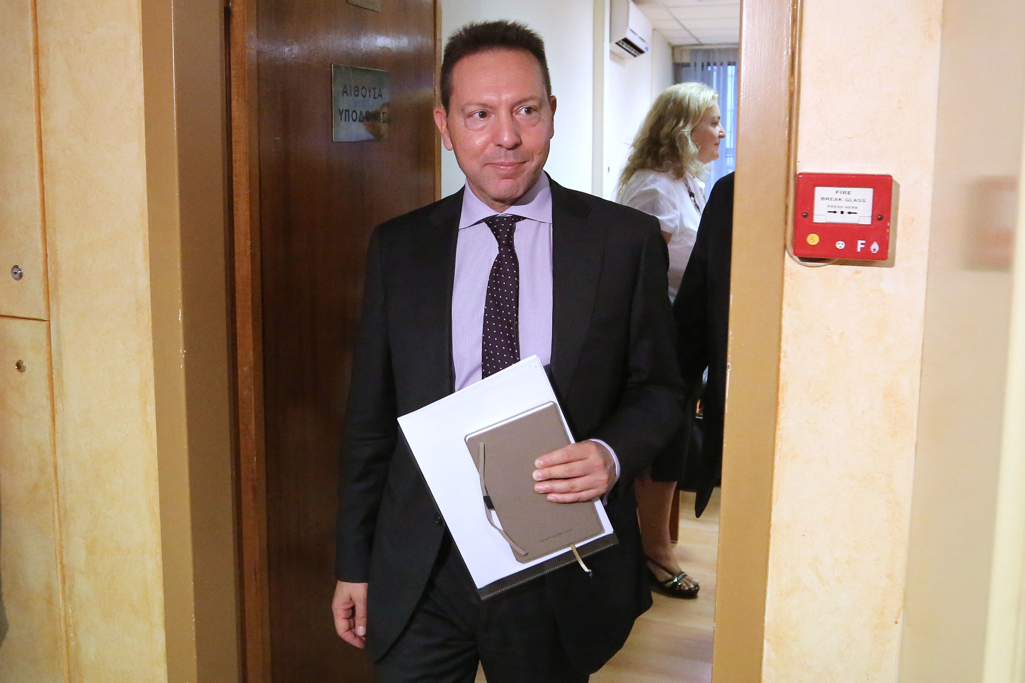 Ο γρίφος του Στουρνάρα: όλοι θέλουν μια φωτογραφία μαζί του