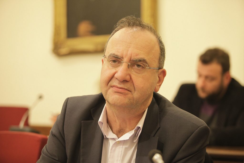 Στρατούλης: Καμία μείωση σε κύριες και επικουρικές συντάξεις