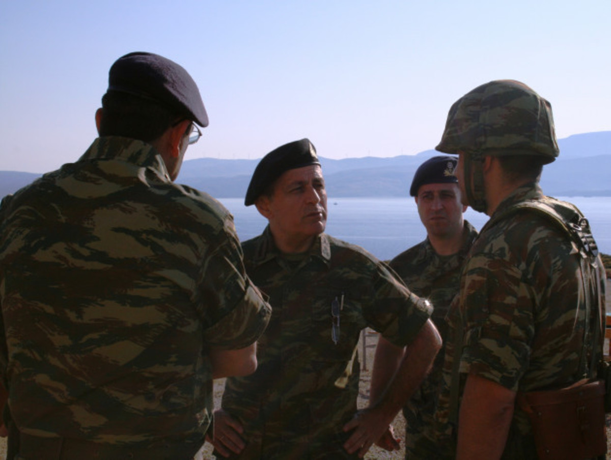 Στρατιώτες βραβεύτηκαν επειδή δεν είχαν μπάρμπα στην … Κορώνη!