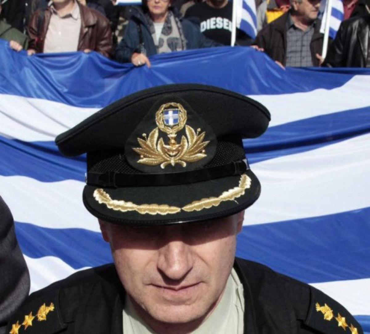 Στρατιωτικοί έτοιμοι να βγουν στους δρόμους