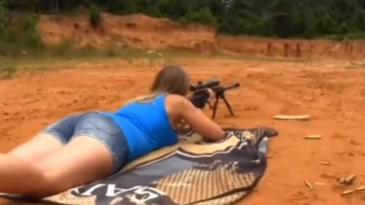 Σέξι στρατιωτίνες δείχνουν τις… ικανότητές τους στα όπλα! ΒΙΝΤΕΟ
