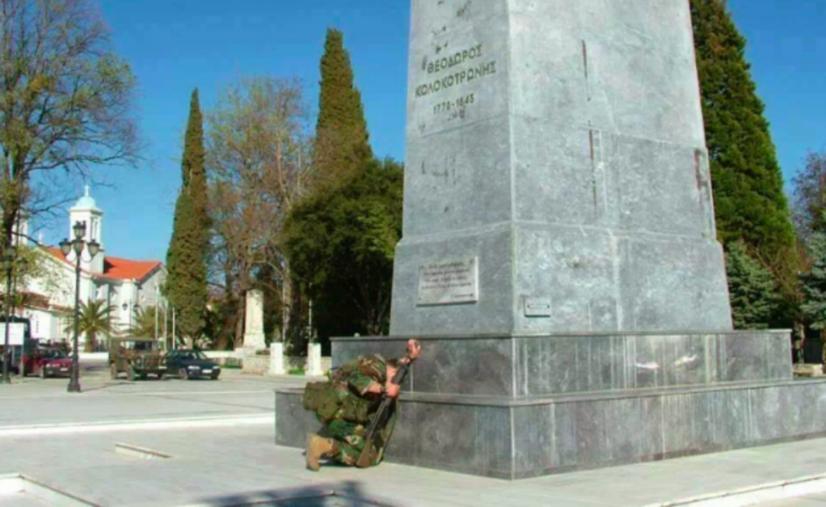 Το προσκύνημα του στρατιώτη στον Κολοκοτρώνη! ΦΩΤΟ που συγκινεί