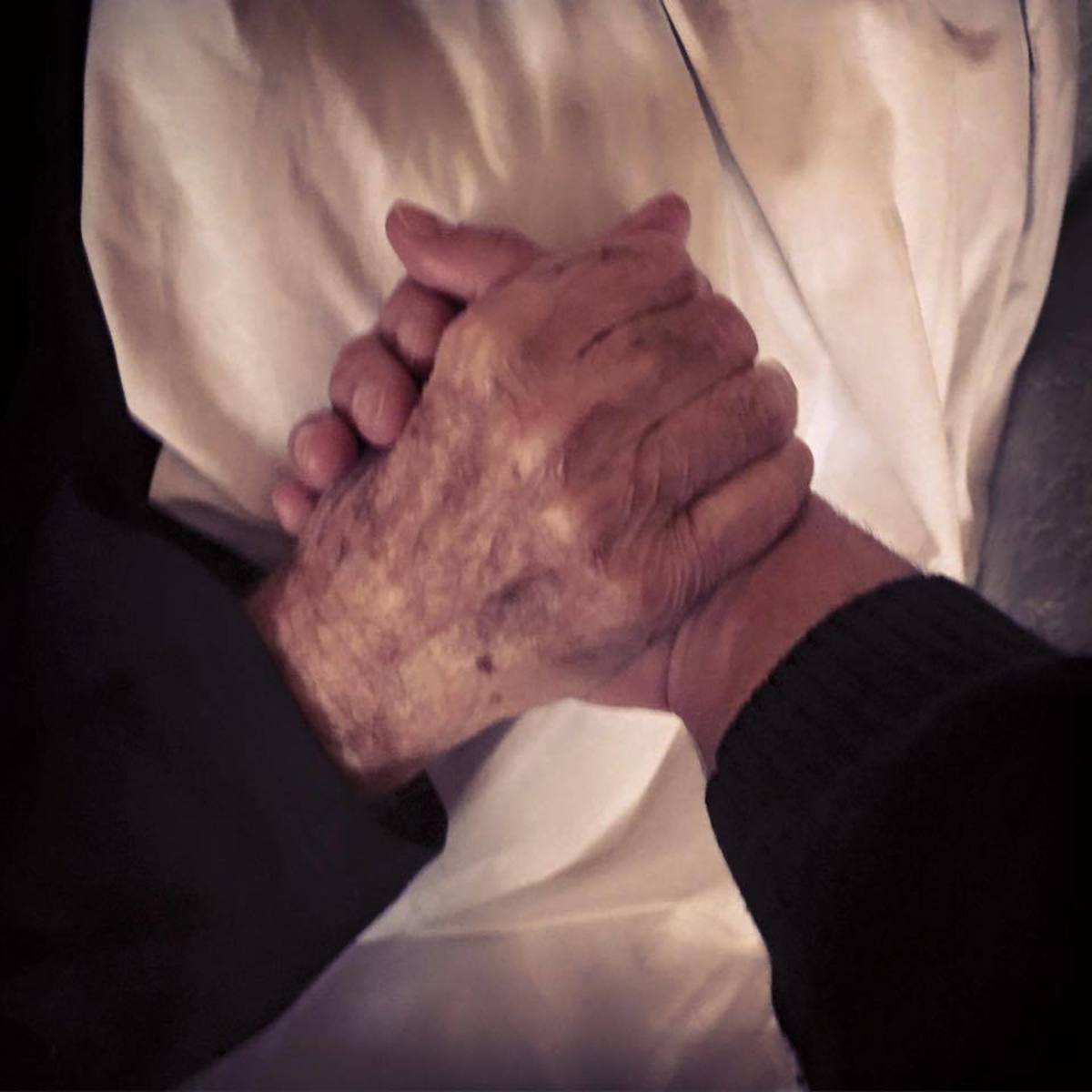 Πέθανε ο παππούς γνωστού Έλληνα τραγουδιστή