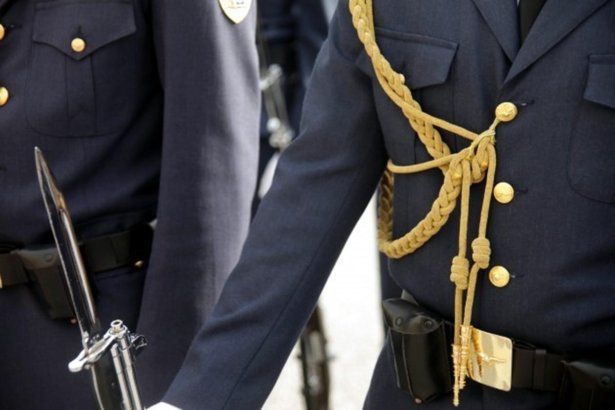 Ποιοι ζητάνε με sms 25 ευρώ από κάθε στρατιωτικό;