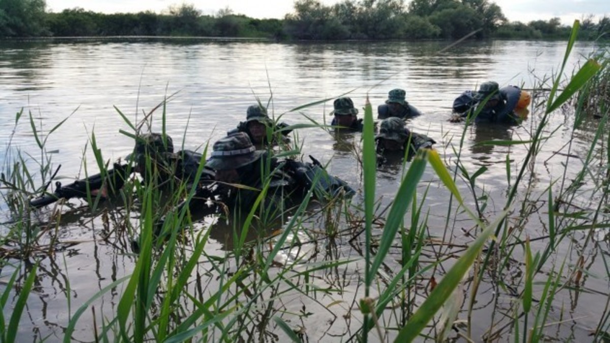 Καταδρομείς διασχίζουν τον Στρυμόνα – Δείτε καρέ-καρέ την απόβαση 