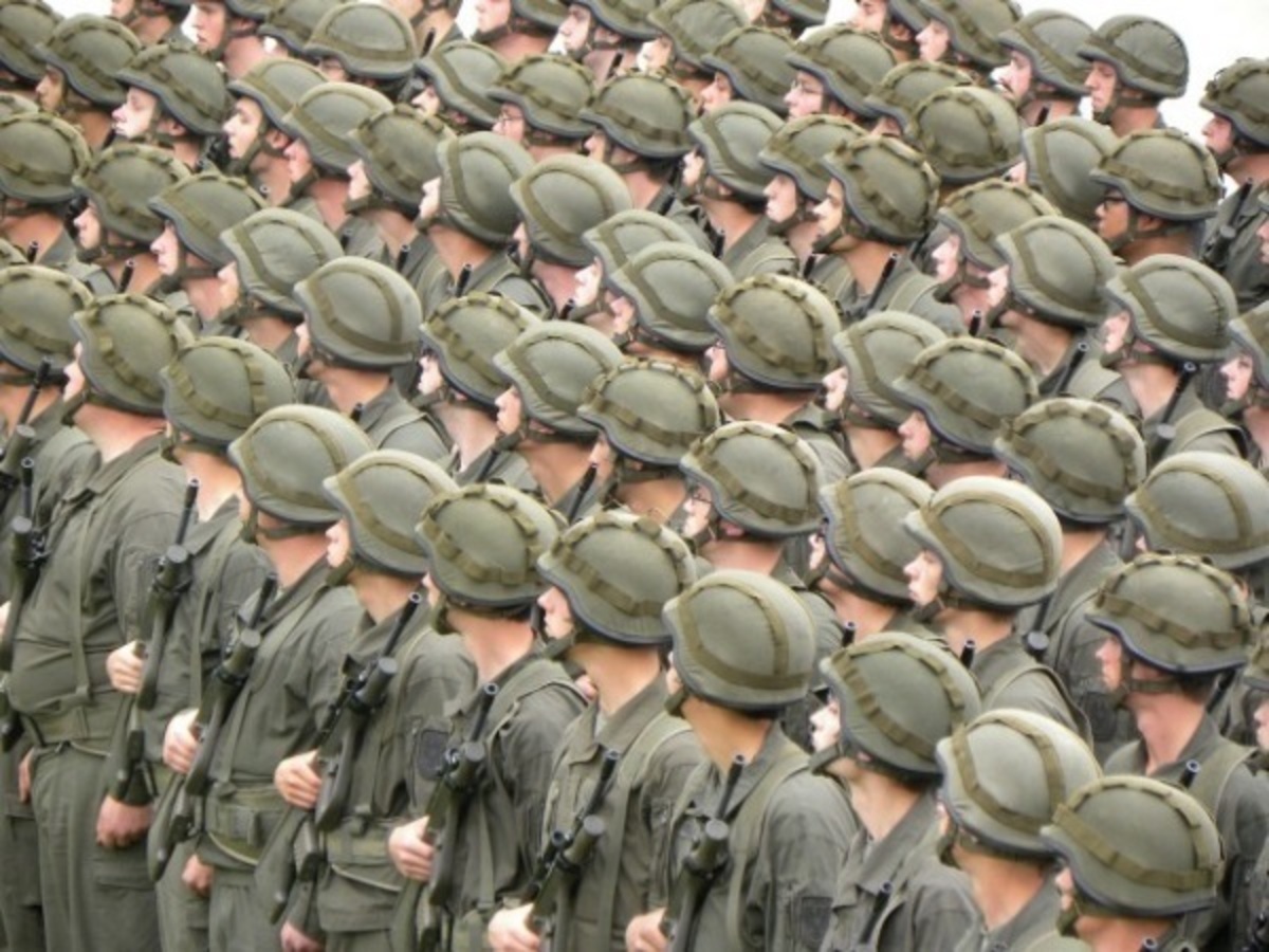 Ολομέτωπη επίθεση χαμηλόβαθμων στρατιωτικών  στην Ομοσπονδία για τα ειδικά μισθολόγια