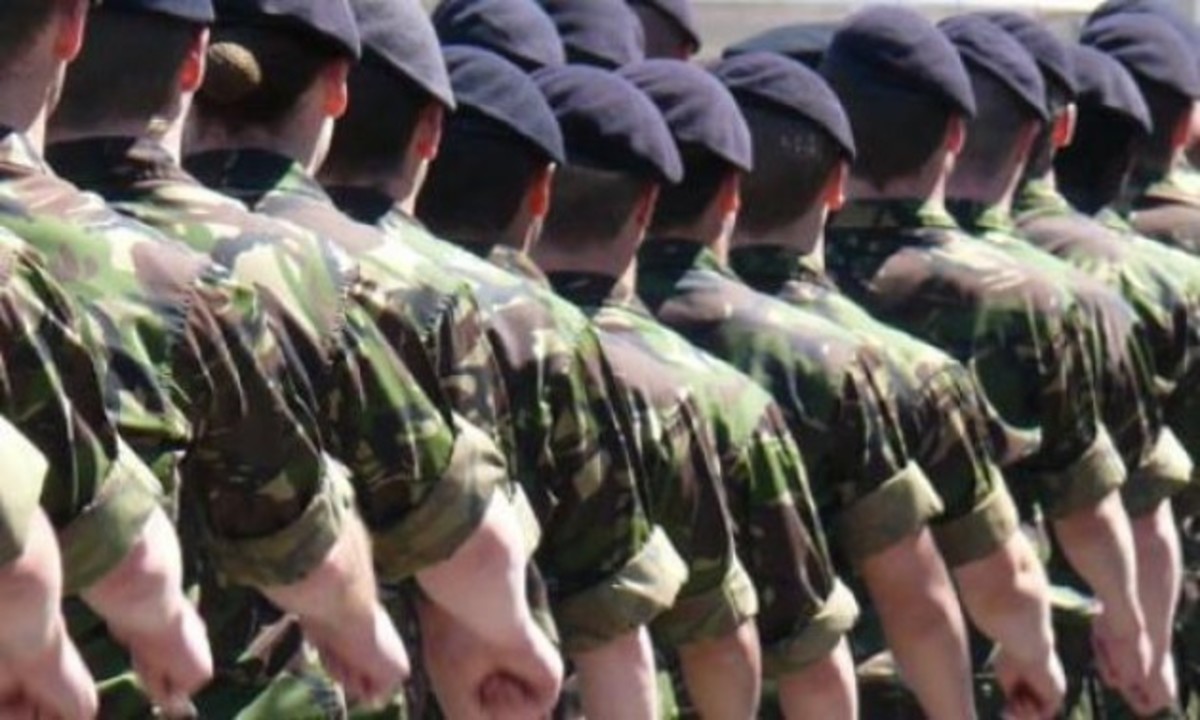 Στρατηγός έτοιμος να ανακοινώσει οτι ειναι γκέι!