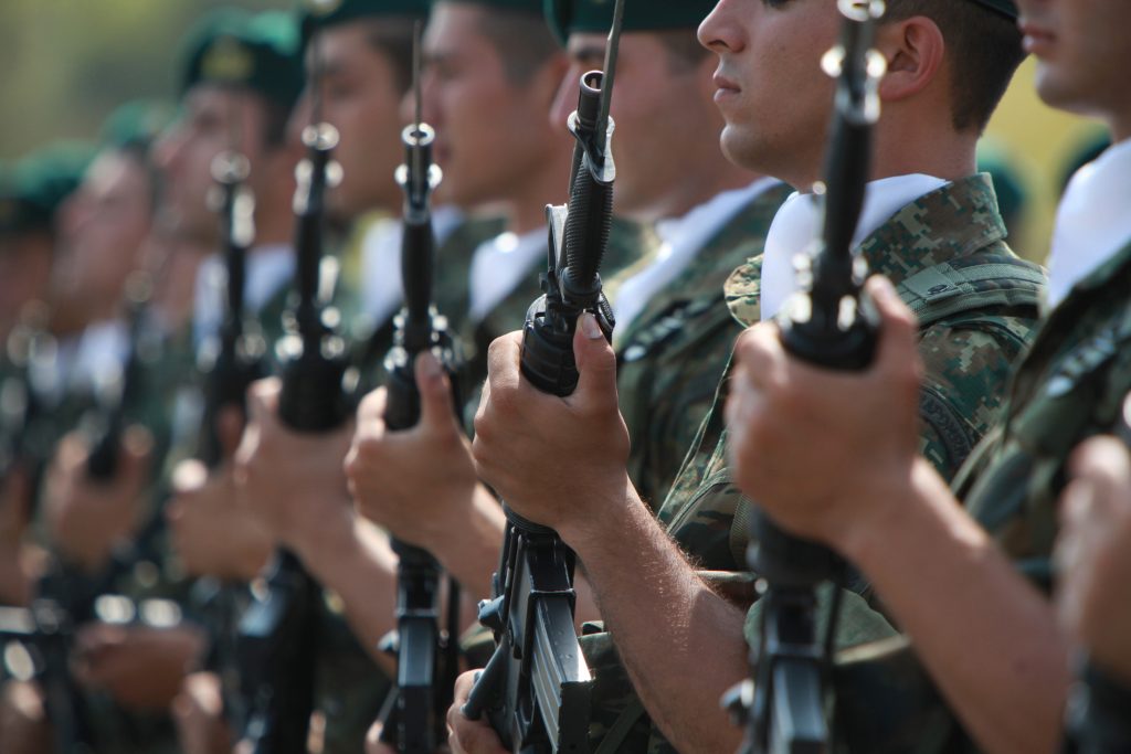 “Πάνω από 50% οι μειώσεις στους στρατιωτικούς”. Ένας ανθυπολοχαγός γράφει