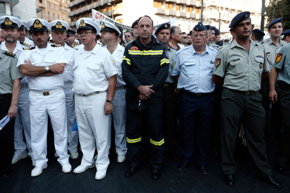 Έγγραφο ντοκουμέντο εξηγεί πως έγινε από την τρόϊκα η ”σφαγή” στους μισθούς στρατιωτικών και αστυνομικών