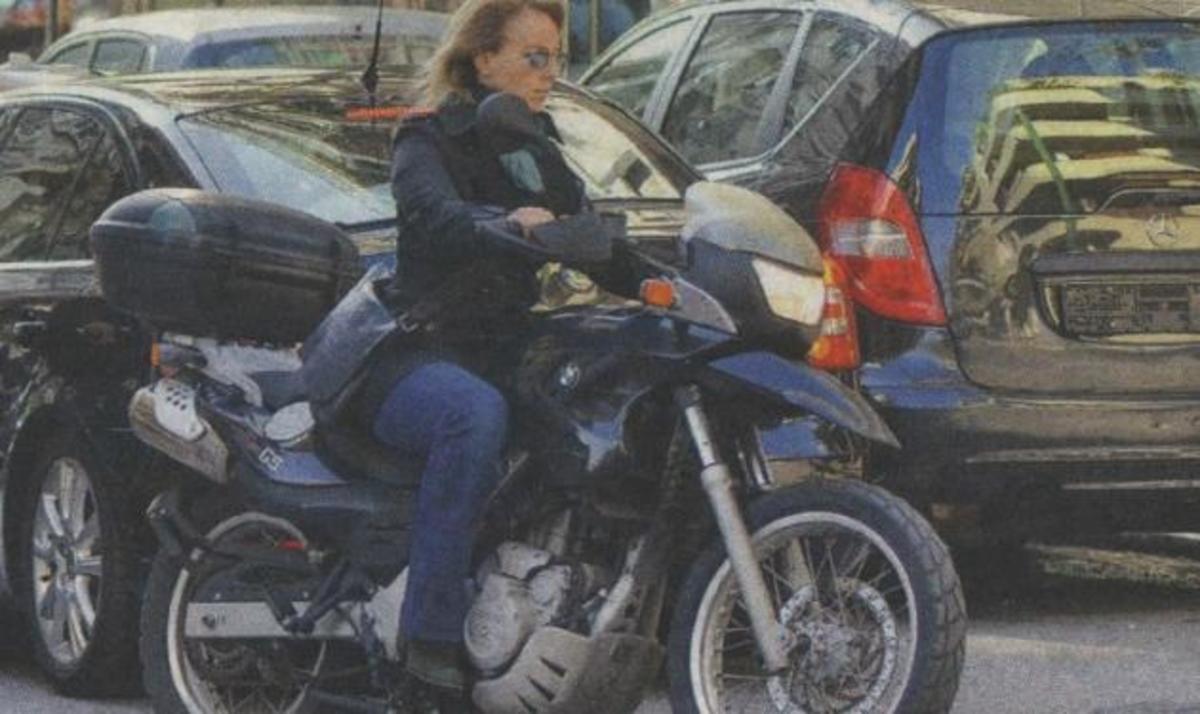 Δανάη Στράτου: Καβάλησε τη μηχανή της και πήγε στο Κολωνάκι η σύζυγος του Γιάνη Βαρουφάκη!