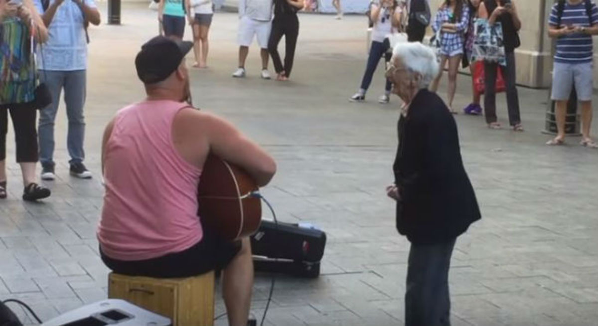 Οι περαστικοί σάστισαν όταν είδαν τον ζωηρό χορό της 77χρονης! (ΒΙΝΤΕΟ)