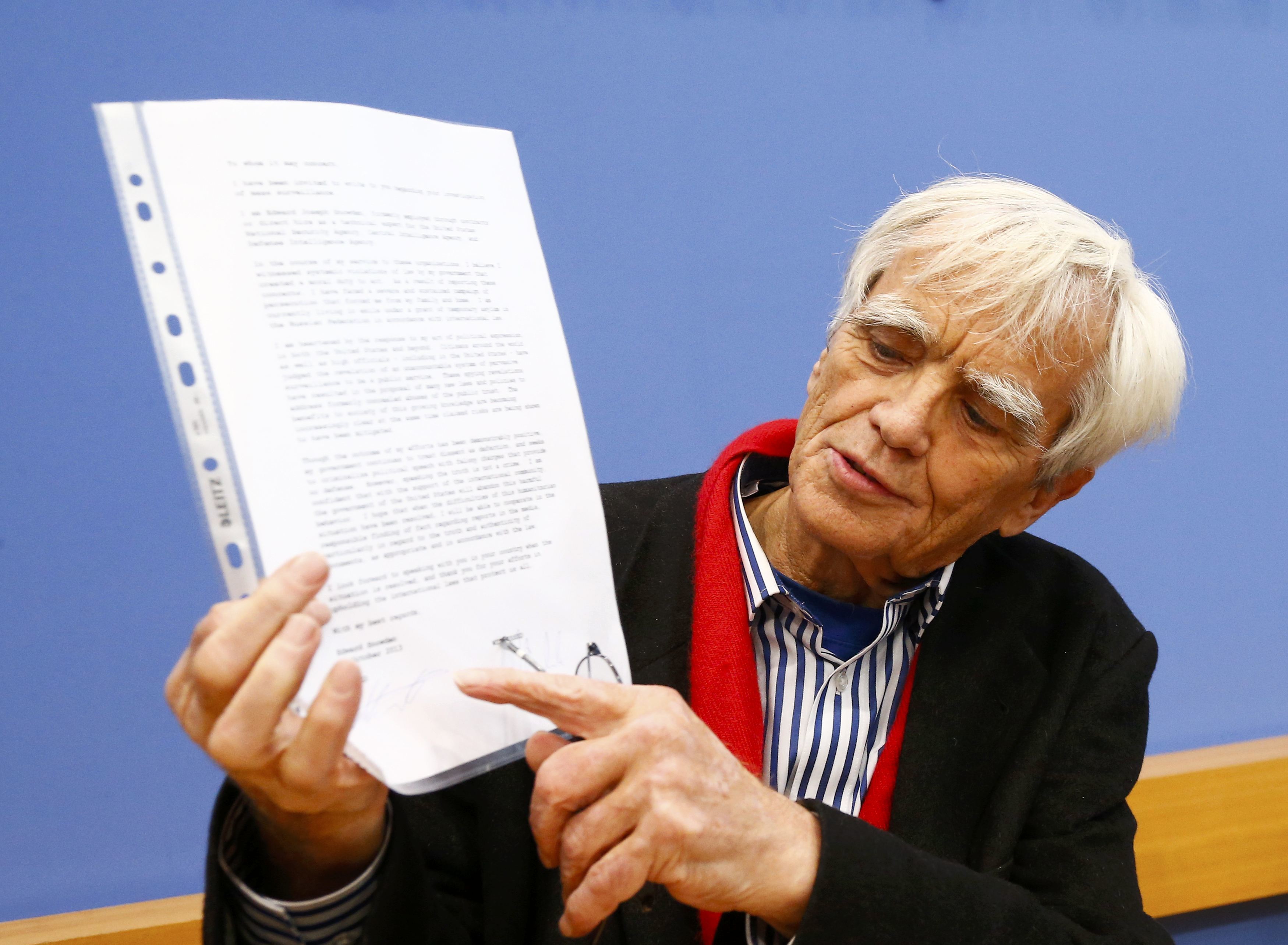 Πρόθυμος να συνεργαστεί με τις γερμανικές αρχές ο Σνόουντεν – Τι γράφει η επιστολή του στη Μέρκελ