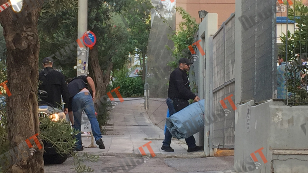 Τηλεοπτικές άδειες: Στρώματα, μαξιλάρια και βαλίτσες έφεραν μαζί τους οι υποψήφιοι! [pics]