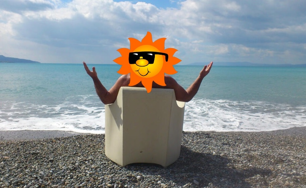 Έλληνας δημοσιογράφος περιμένει στην πολυθρόνα τον ήλιο για να κάνει βουτιά στη θάλασσα!