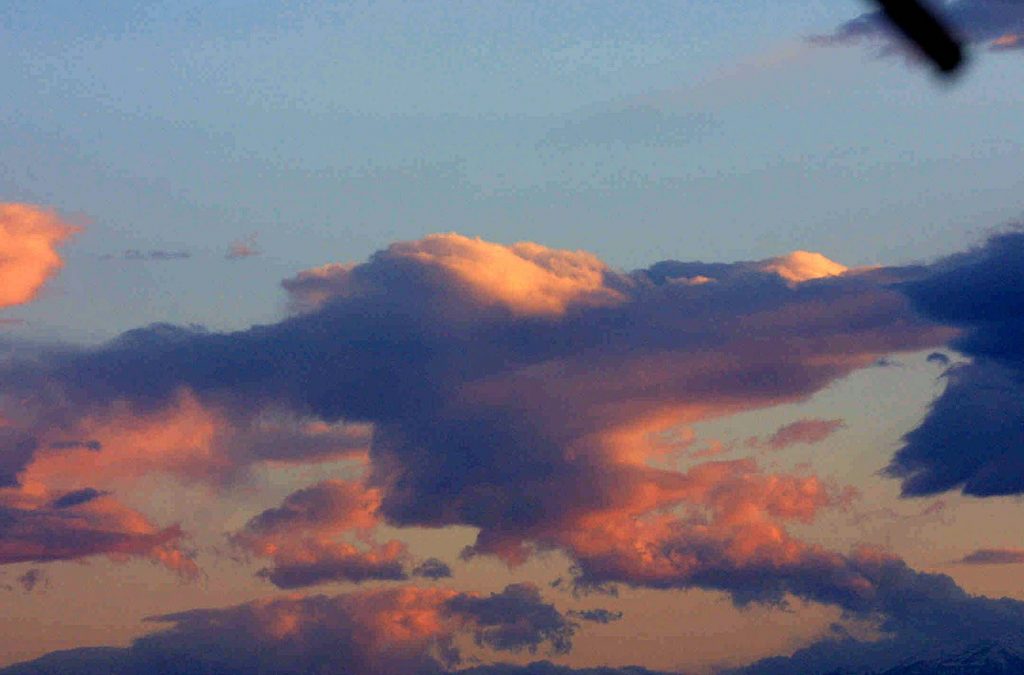 Λιακάδα αλλά και τοπικές καταιγίδες το απόγευμα