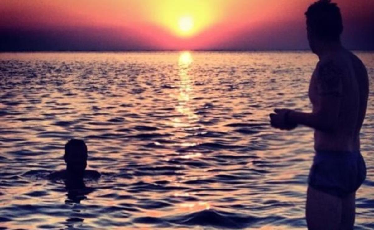 Πασίγνωστος παρουσιαστής απόλαυσε μαζί με πολύ γνωστό ηθοποιό το χθεσινό ηλιοβασίλεμα στη Λευκάδα