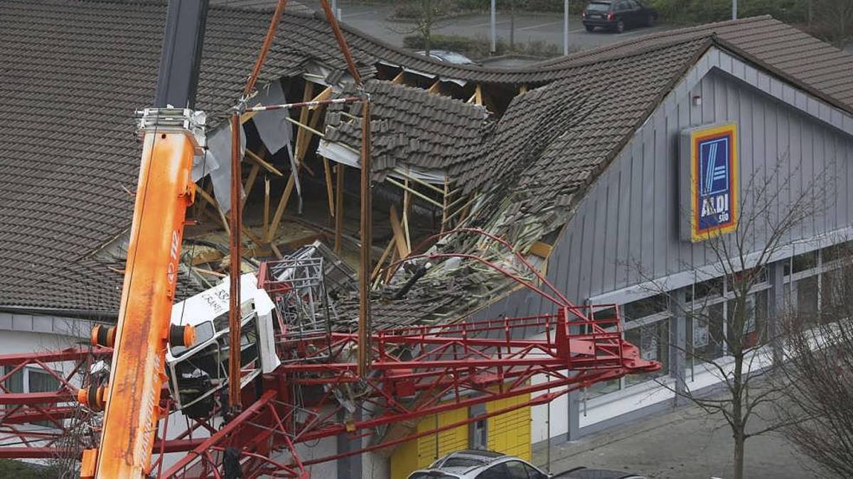 Τραγωδία σε σούπερ μάρκετ – Κατέρρευσε η στέγη, ένας νεκρός