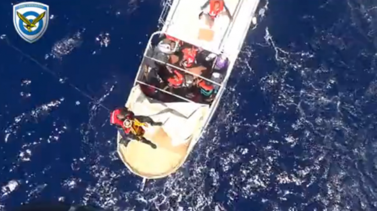 Βίντεο: Διάσωση μεταναστών από ελικόπτερο Super Puma της ΠΑ στο Αιγαίο
