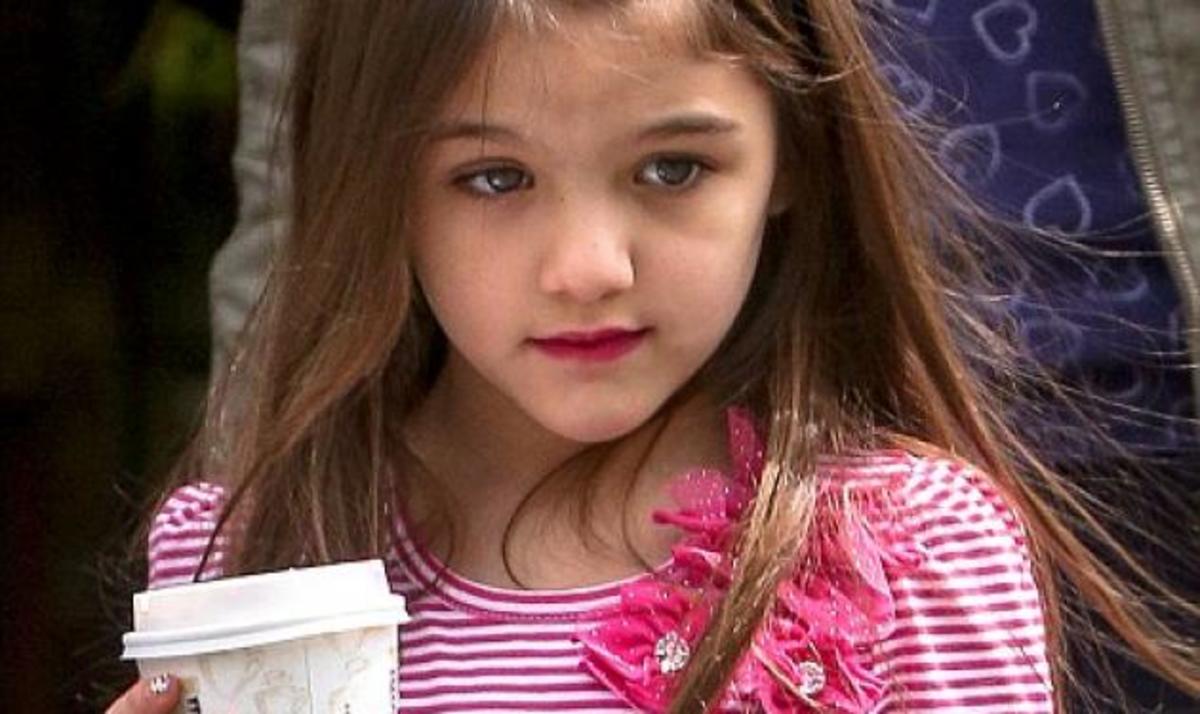 Τι κι αν είναι μόλις 6; Η Suri βγαίνει από καφετέρια με βαμμένα νύχια και κραγιόν!