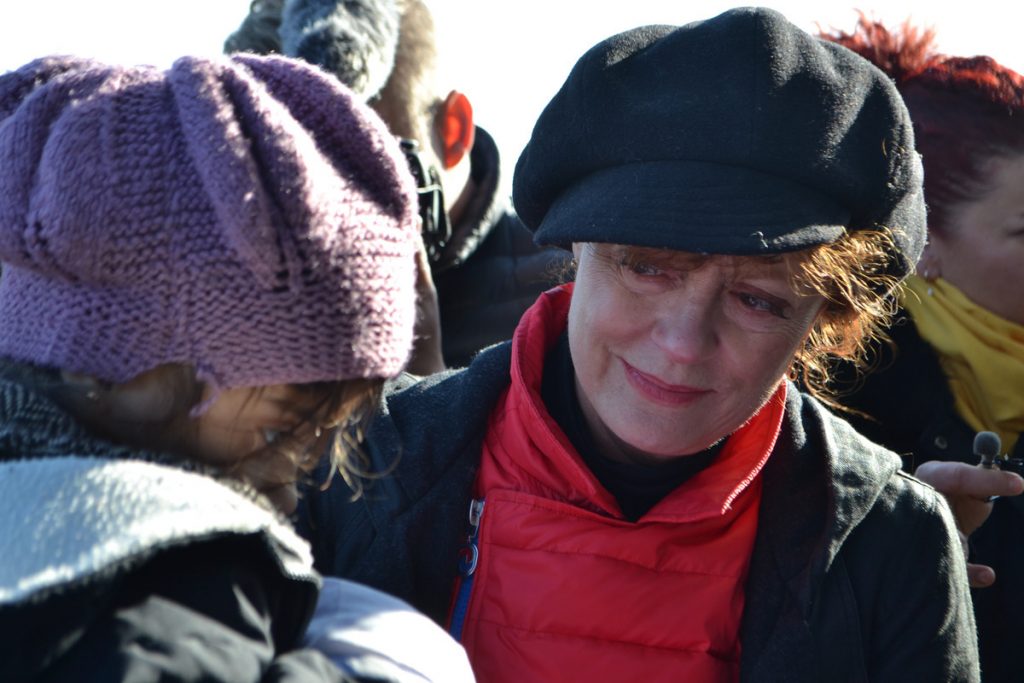 Με δάκρυα στα μάτια η Σούζαν Σάραντον υποδέχεται πρόσφυγες στη Λέσβο! Συγκλονιστικές εικόνες