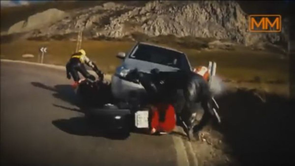 Απρόσεκτος οδηγός SUV “θερίζει” παρέα μοτοσικλετιστών [vid]