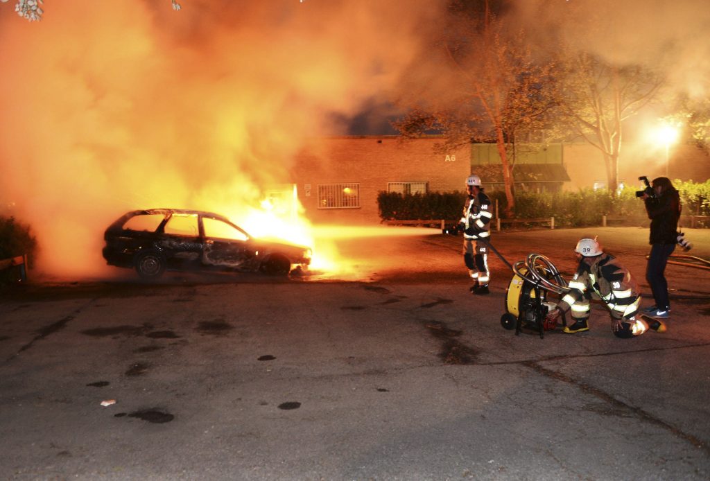 Σοβαρά επεισόδια ανάμεσα σε συμμορίες νεαρών και αστυνομικούς στη Σουηδία