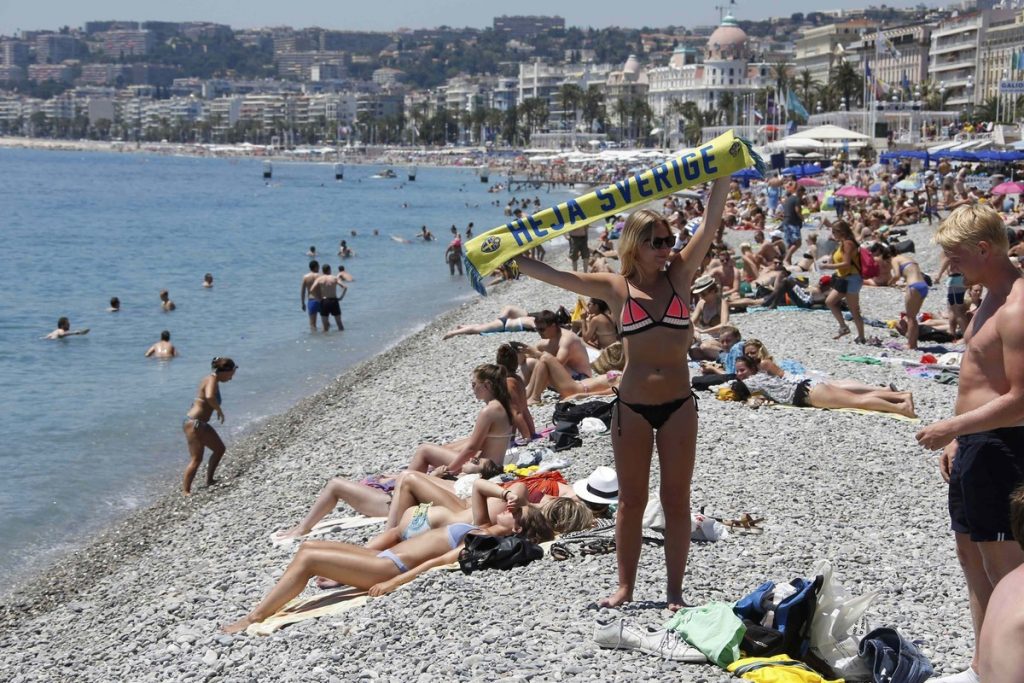 Euro 2016: Kαυτές οπαδοί τα… πέταξαν στις παραλίες της Νίκαιας (ΦΩΤΟ)