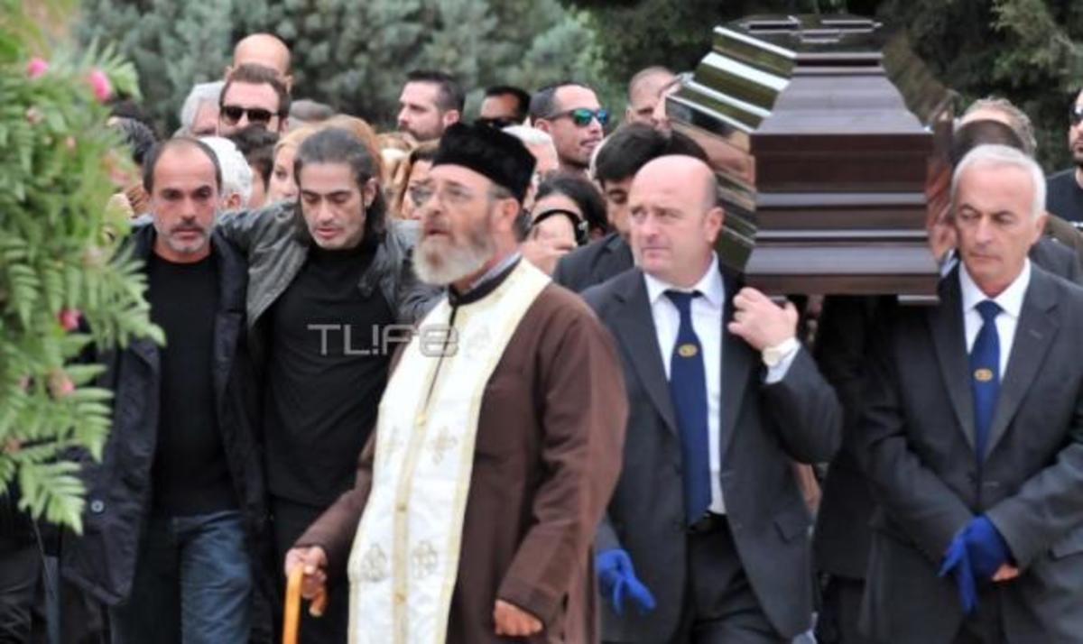 Υποβασταζόμενος στην κηδεία του αδελφού του, ο Διονύσης Σχοινάς