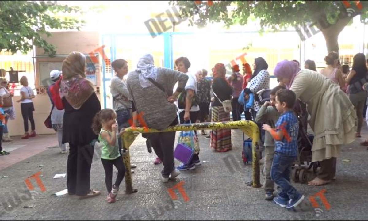 Γονείς θέλουν τα προσφυγόπουλα