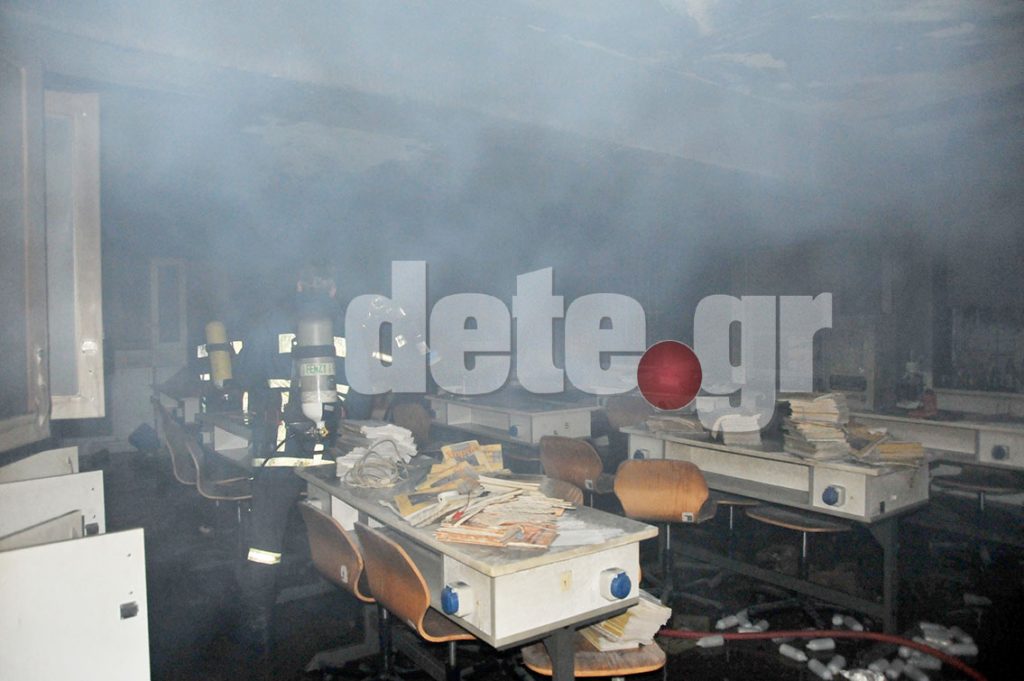 Καρέ-καρέ η κατάσβεση της φωτιάς σε σχολείο της Πάτρας – Η 4η φορά που χτυπούν εμπρηστές