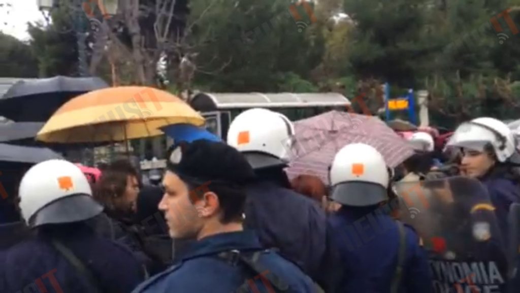 Ένταση με σχολικούς φύλακες έξω από το Διοικητικής Μεταρρύθμισης