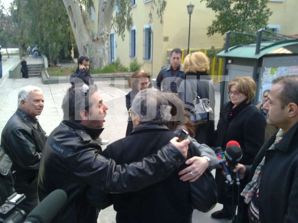 Στιγμιότυπο από την ένταση πριν τη δίκη ΦΩΤΟ NEWSIT