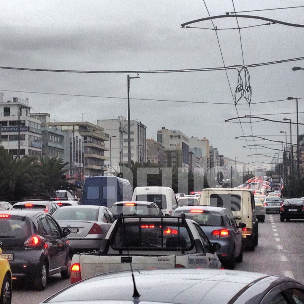 Καλύτερα με τα πόδια! Απέραντο μποτιλιάρισμα στους δρόμους της Αθήνας