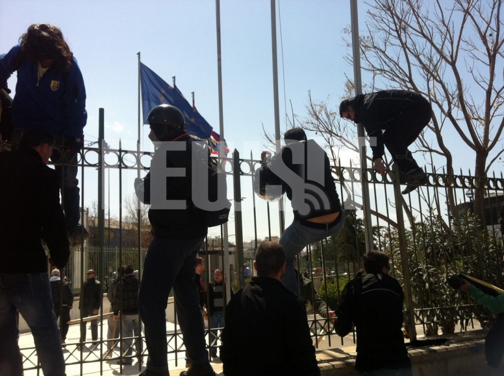 ΩΡΑ 13.40 ΣΚΑΡΦΑΛΩΝΟΥΝ ΣΤΑ ΚΑΓΚΕΛΑ