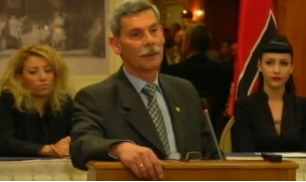 Ο Συναδινός μας εξηγεί γιατί “κατέθεσε τα γαλόνια του στη Χρυσή Αυγή”