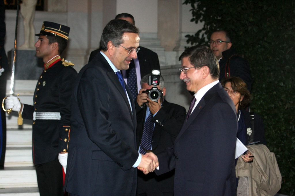 Η χειραψία του Αντώνη Σαμαρά με τον Αχμέτ Νταβούτογλου στο Μέγαρο Μαξίμου - Φωτό Eurokinissi