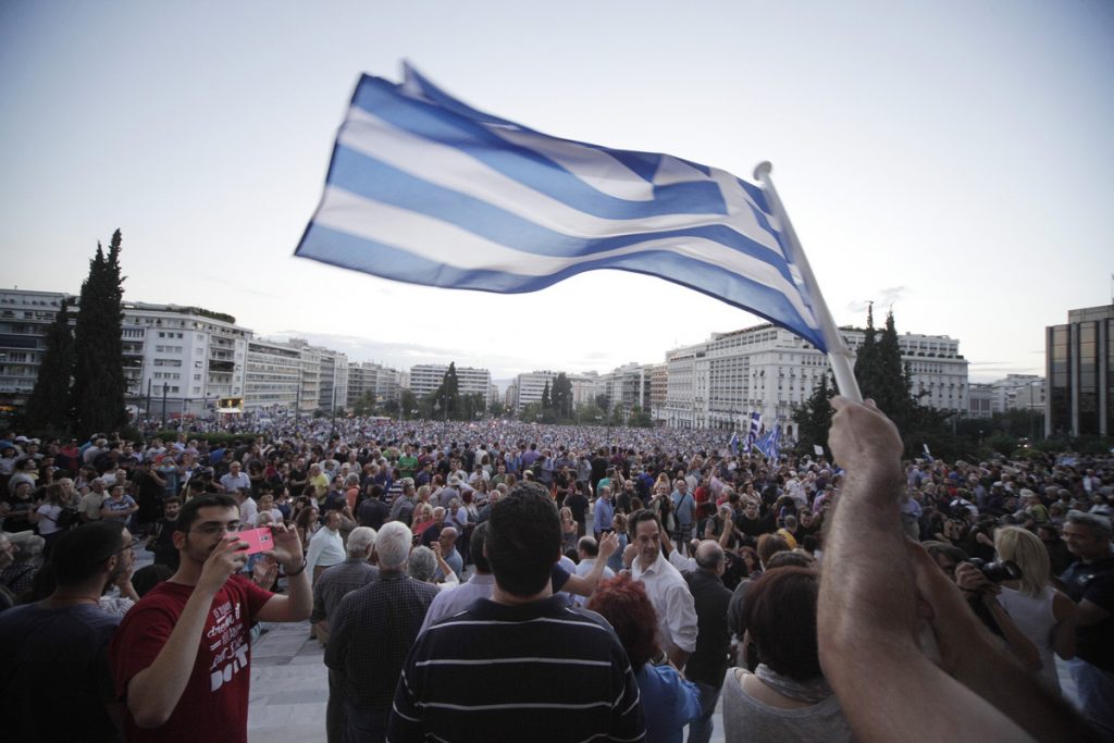 Οι …καναπεδάτοι πήγαν Σύνταγμα – ΦΩΤΟ
