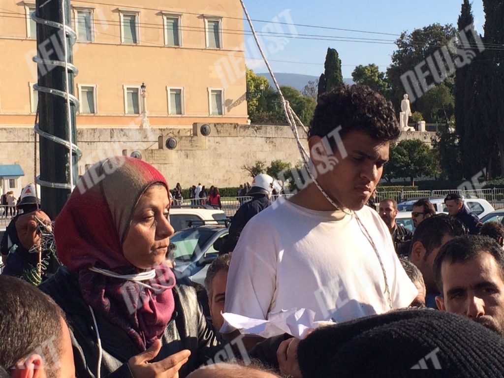 Με μια θηλιά στο λαιμό, Σύρος πρόσφυγας διαμαρτύρεται στο Σύνταγμα (ΦΩΤΟ, ΒΙΝΤΕΟ)