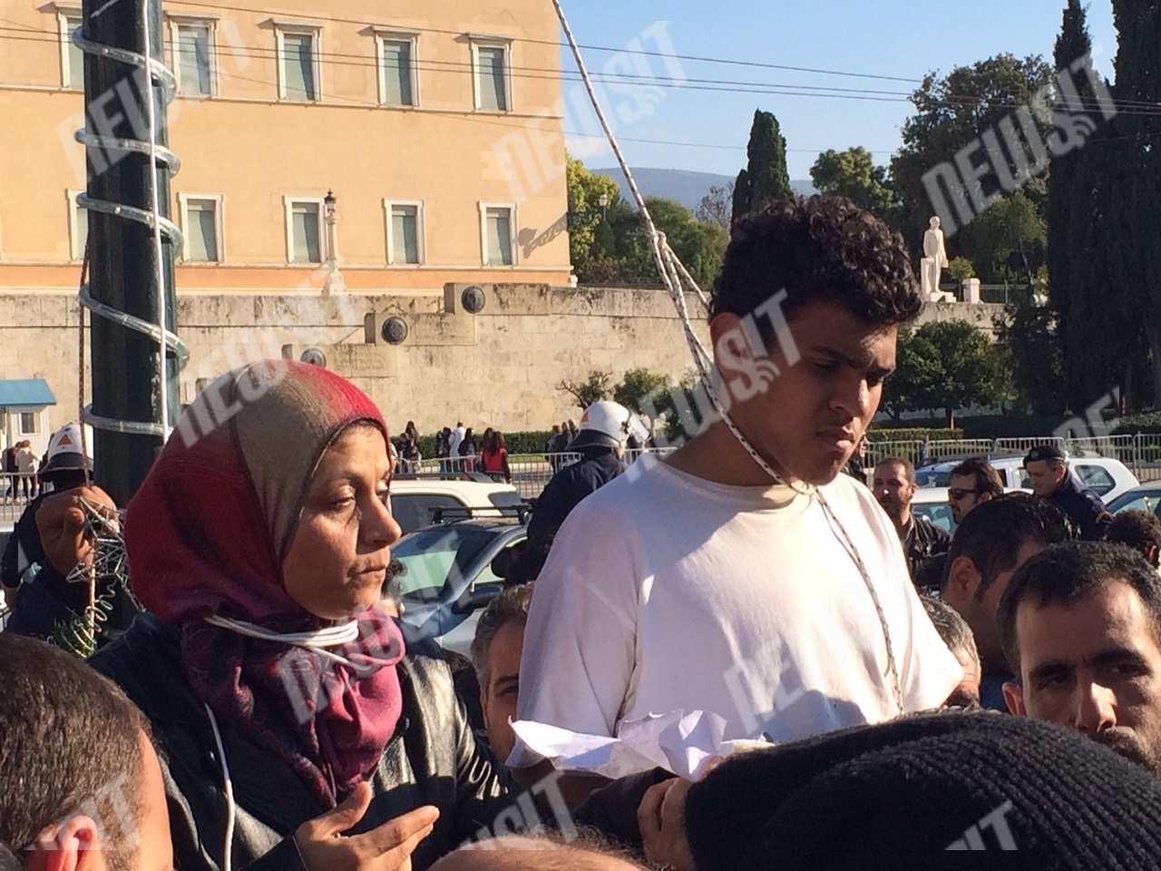 Με μια θηλιά στο λαιμό, Σύρος πρόσφυγας διαμαρτύρεται στο Σύνταγμα (ΦΩΤΟ, ΒΙΝΤΕΟ)