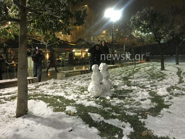 Καιρός: Έφτιαξαν χιονάνθρωπο στο Σύνταγμα! [pics]