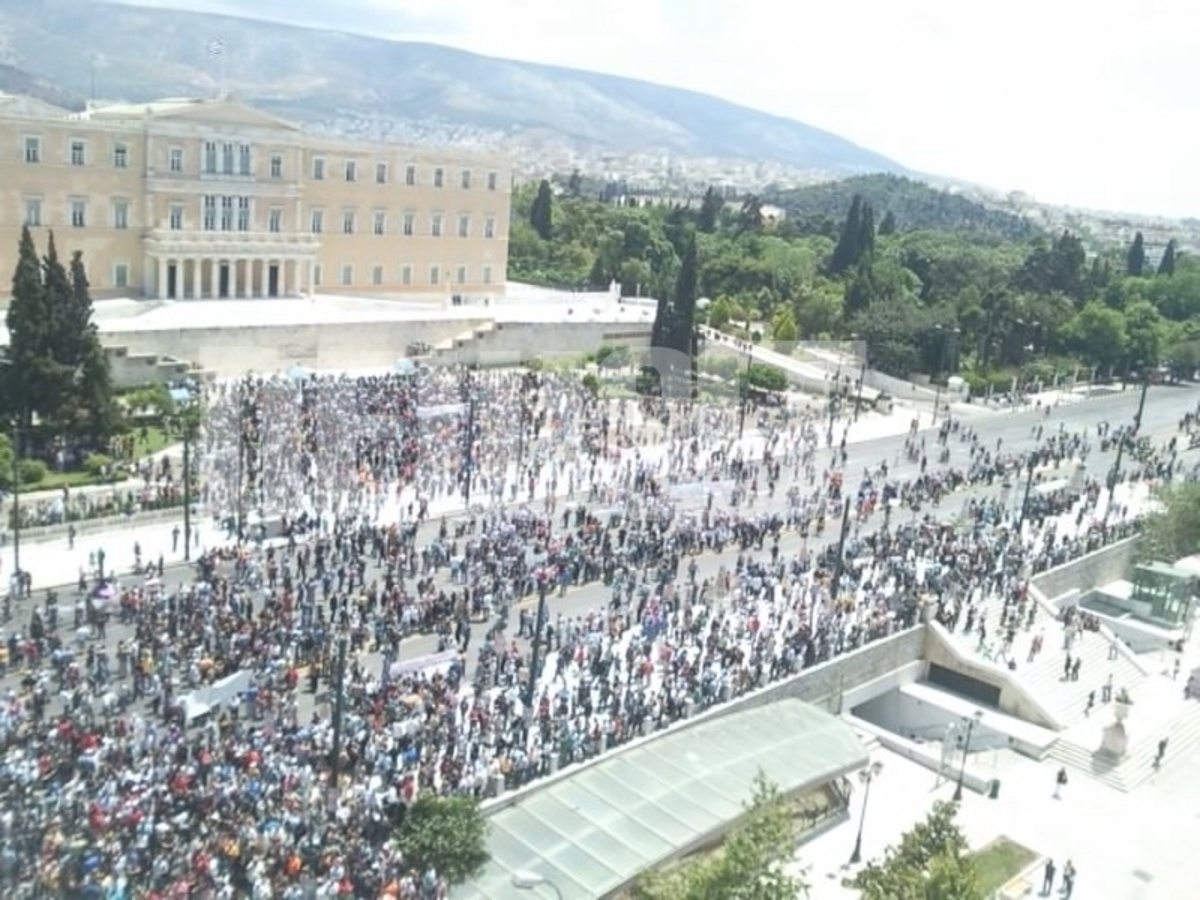 Κόσμος παραμένει συγκεντρωμένος έξω από τη Βουλή ΦΩΤΟ NEWSIT